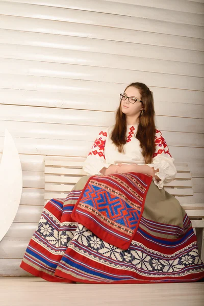 Jeune femme en slave biélorusse nationale costume original studio — Photo