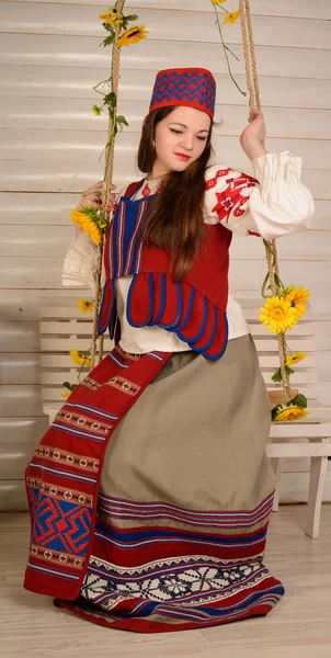 Junge Frau im slawischen belarussischen Originalanzug-Studio — Stockfoto