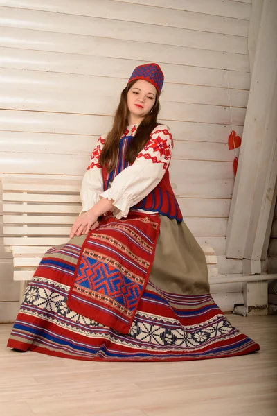 Giovane donna in studio di causa originale nazionale bielorusso slavo — Foto Stock