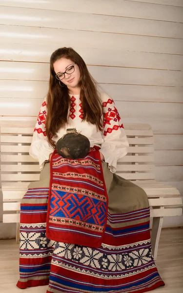 Mujer joven en el estudio de traje original nacional bielorruso eslavo — Foto de Stock