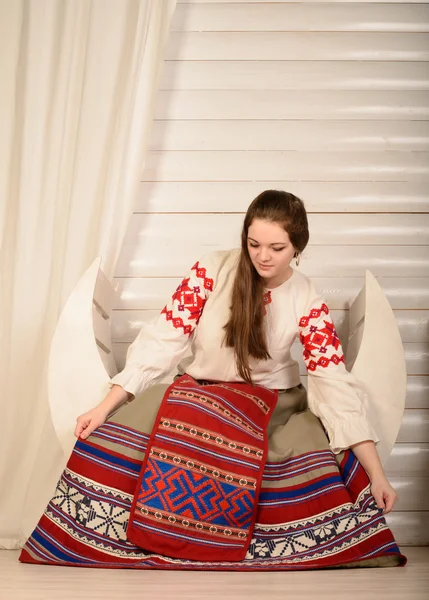 Молода жінка в слов'янських Білоруський Національний костюм студія — стокове фото