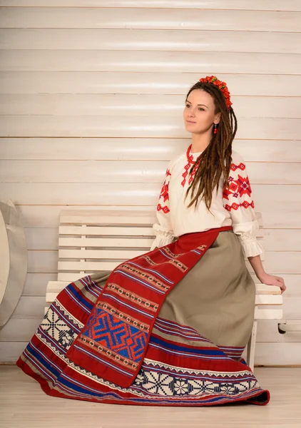 Jovem mulher em eslavo bielorrusso nacional original terno estúdio — Fotografia de Stock