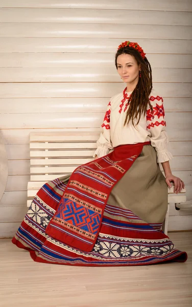 Mujer joven en el estudio de traje original nacional bielorruso eslavo —  Fotos de Stock