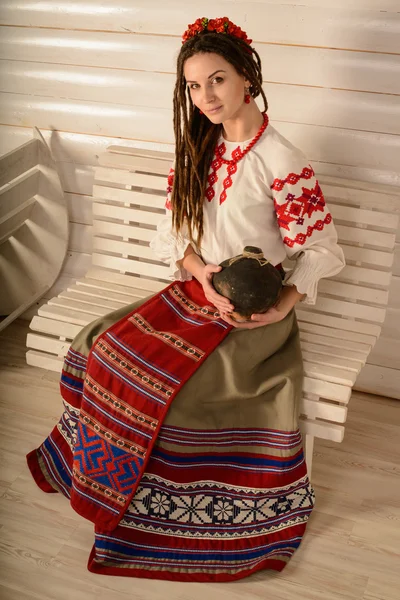 Молодая женщина в студии славянского белорусского национального костюма — стоковое фото