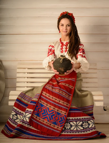 Młoda kobieta w słowiańskich Białoruski Narodowy oryginalny komplet studio Obraz Stockowy