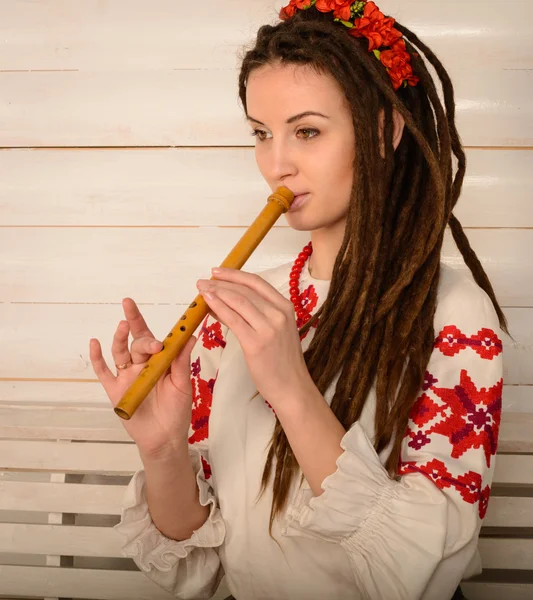 Giovane donna in studio di causa originale nazionale bielorusso slavo Foto Stock