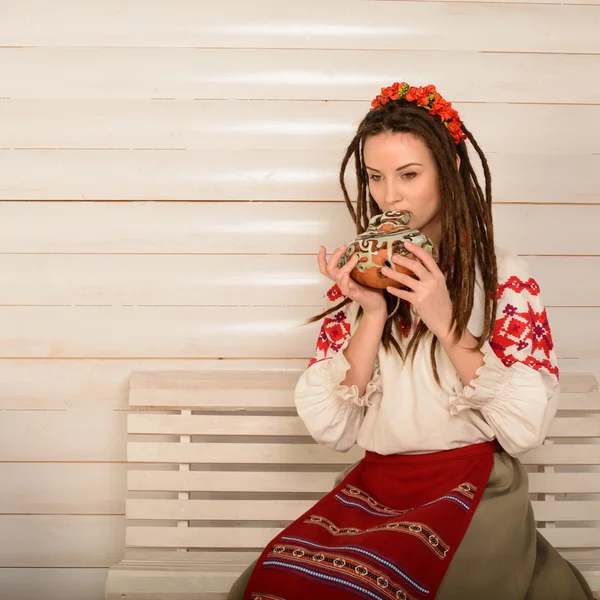 Fiatal nő a szláv fehérorosz nemzeti eredeti ruha stúdió — Stock Fotó