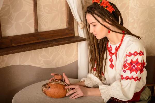 Młoda kobieta w słowiańskich Białoruski Narodowy oryginalny komplet studio — Zdjęcie stockowe