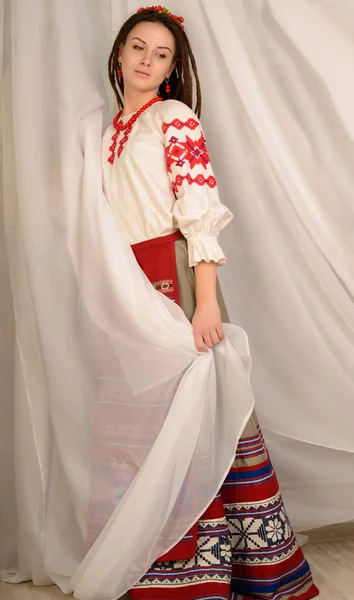スラブ ベラルーシ国立オリジナル スーツ スタジオの若い女性 — ストック写真