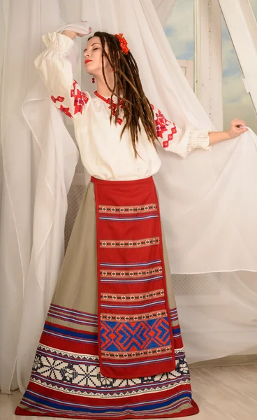 Mujer joven en el estudio de traje original nacional bielorruso eslavo — Foto de Stock