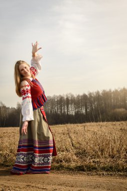 takım elbiseyle Slav Belarus Ulusal orijinal açık havada genç kadın