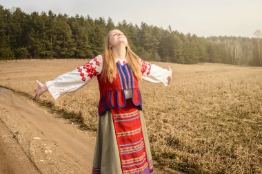 takım elbiseyle Slav Belarus Ulusal orijinal açık havada genç kadın