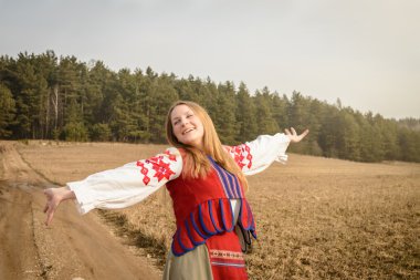 takım elbiseyle Slav Belarus Ulusal orijinal açık havada genç kadın