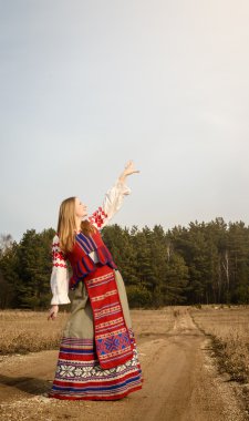 takım elbiseyle Slav Belarus Ulusal orijinal açık havada genç kadın