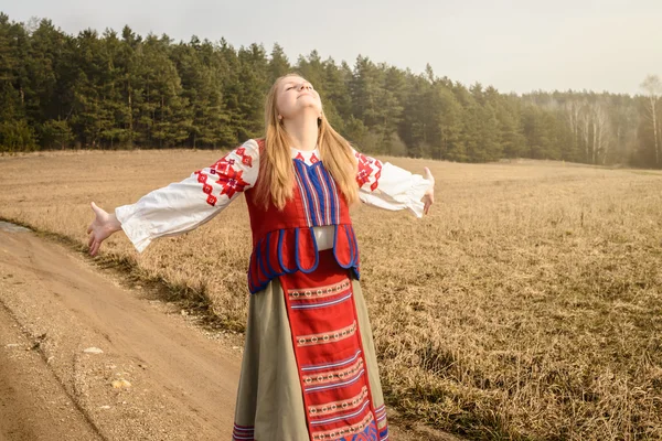 Młoda kobieta w słowiańskich Białoruski Narodowy oryginalny komplet na zewnątrz — Zdjęcie stockowe