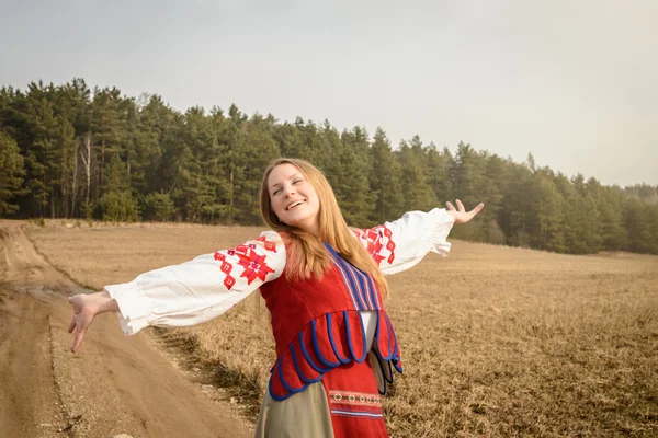 Молодая женщина в славянском белорусском национальном костюме на открытом воздухе — стоковое фото