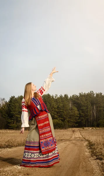 Młoda kobieta w słowiańskich Białoruski Narodowy oryginalny komplet na zewnątrz — Zdjęcie stockowe