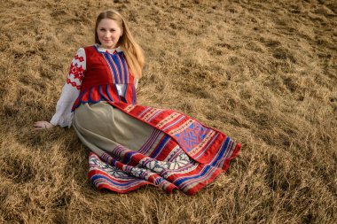 takım elbiseyle Slav Belarus Ulusal orijinal açık havada genç kadın