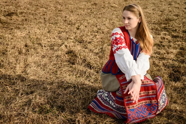 Młoda kobieta w słowiańskich Białoruski Narodowy oryginalny komplet na zewnątrz — Zdjęcie stockowe