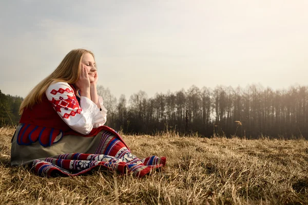 Mladá žena v slovanských Běloruská národní původní barvy venku — Stock fotografie