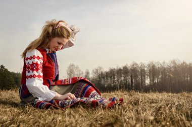takım elbiseyle Slav Belarus Ulusal orijinal açık havada genç kadın