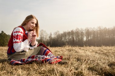 takım elbiseyle Slav Belarus Ulusal orijinal açık havada genç kadın