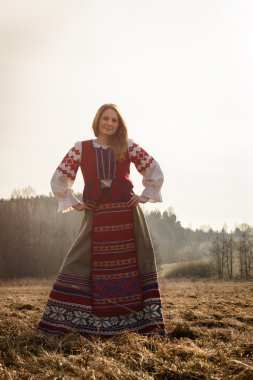 takım elbiseyle Slav Belarus Ulusal orijinal açık havada genç kadın