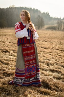 takım elbiseyle Slav Belarus Ulusal orijinal açık havada genç kadın