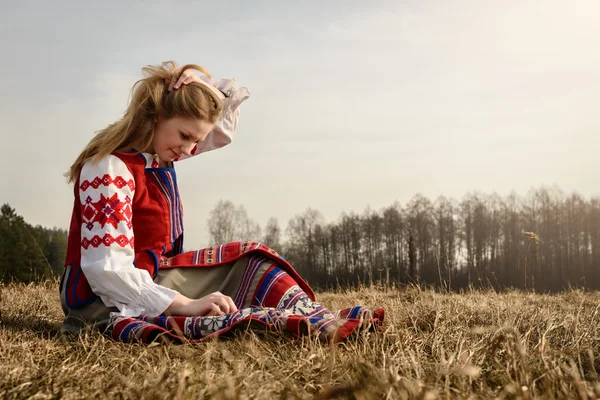 Młoda kobieta w słowiańskich Białoruski Narodowy oryginalny komplet na zewnątrz — Zdjęcie stockowe