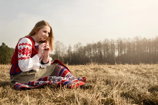 Junge Frau im slawischen weißrussischen Nationalanzug im Freien — Stockfoto