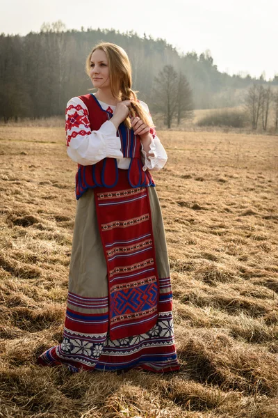 Jonge vrouw in Slavische Wit-Russische nationale oorspronkelijke pak buitenshuis — Stockfoto