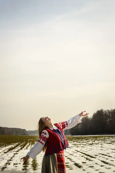 Mladá žena v slovanských Běloruská národní původní barvy venku — Stock fotografie
