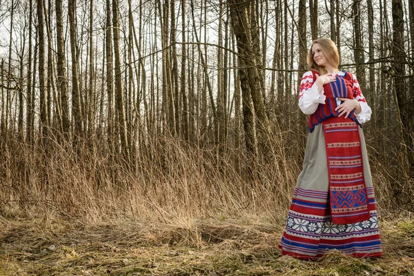 Jonge vrouw in Slavische Wit-Russische nationale oorspronkelijke pak buitenshuis — Stockfoto