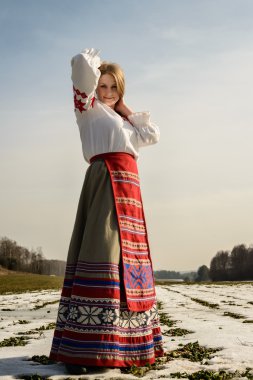 takım elbiseyle Slav Belarus Ulusal orijinal açık havada genç kadın