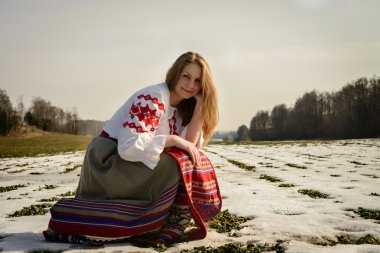 takım elbiseyle Slav Belarus Ulusal orijinal açık havada genç kadın