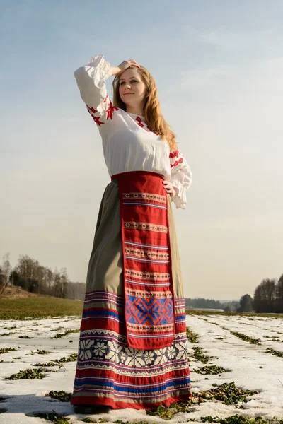 Takım elbiseyle Slav Belarus Ulusal orijinal açık havada genç kadın — Stok fotoğraf