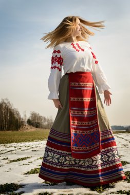takım elbiseyle Slav Belarus Ulusal orijinal açık havada genç kadın