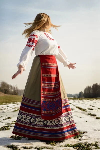 Mujer joven en traje original nacional bielorruso eslavo al aire libre —  Fotos de Stock