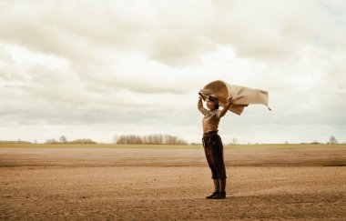 tarihi yeniden yapılanma kapsamında etnik elbiseli kadın
