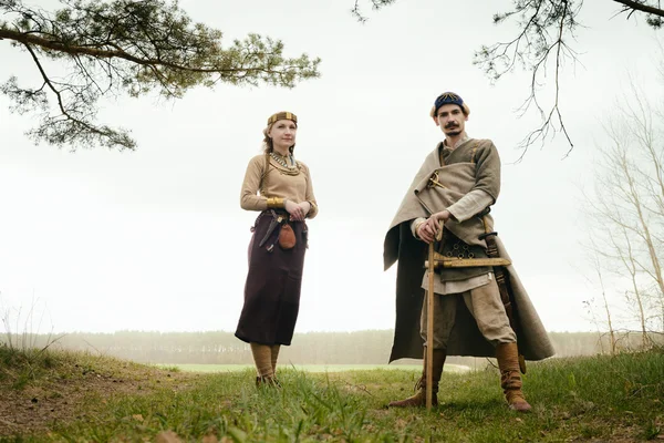 Mujer y hombre en traje étnico contexto reconstrucción histórica —  Fotos de Stock