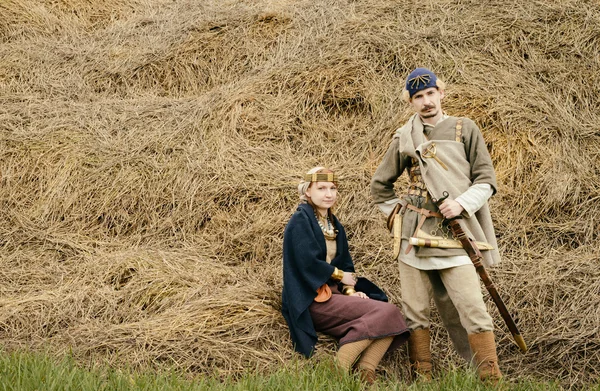 Mujer y hombre en traje étnico contexto reconstrucción histórica —  Fotos de Stock