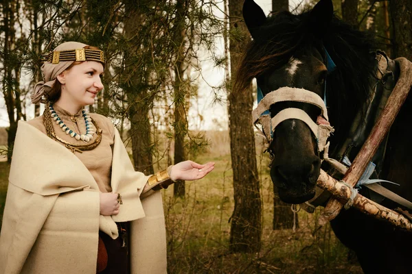 Žena v kontextu etnické oblek Historická rekonstrukce — Stock fotografie