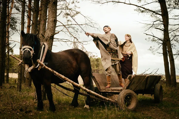 Žena a muž v etnických oblek kontext historické rekonstrukce — Stock fotografie