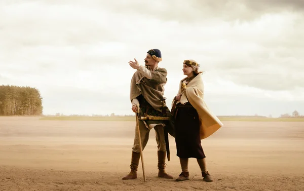 Mujer y hombre en traje étnico contexto reconstrucción histórica —  Fotos de Stock