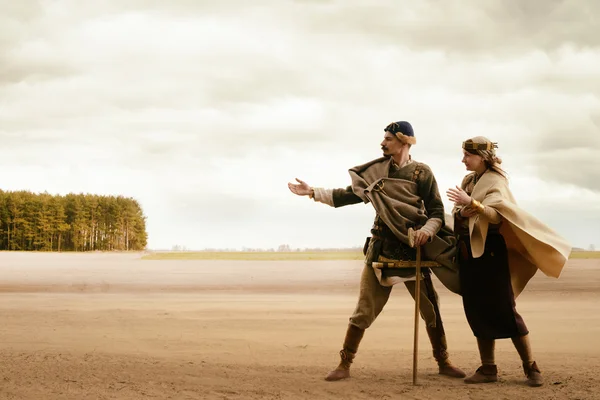 Vrouw en man in etnische pak kader historische reconstructie Stockfoto