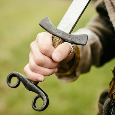 tarihi yeniden yapılanma kapsamında etnik elbiseli adam