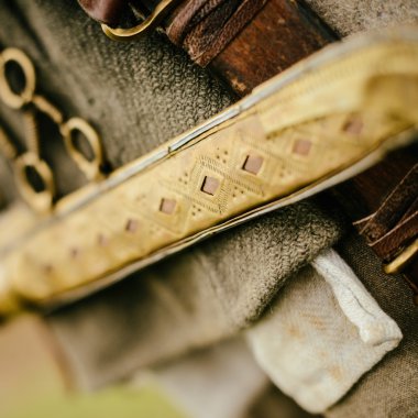 tarihi yeniden yapılanma kapsamında etnik elbiseli adam