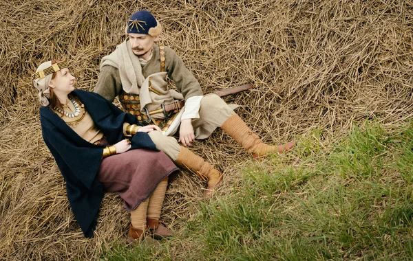 Mulher e homem em contexto de terno étnico reconstrução histórica — Fotografia de Stock