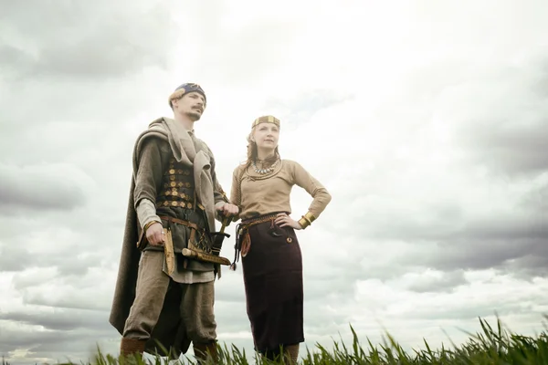 Mujer y hombre en traje étnico contexto reconstrucción histórica —  Fotos de Stock