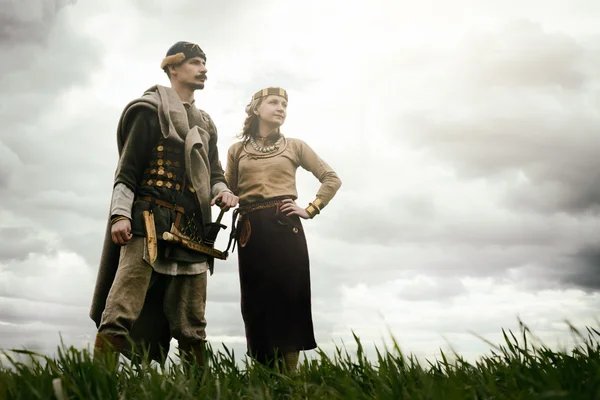 Mujer y hombre en traje étnico contexto reconstrucción histórica —  Fotos de Stock